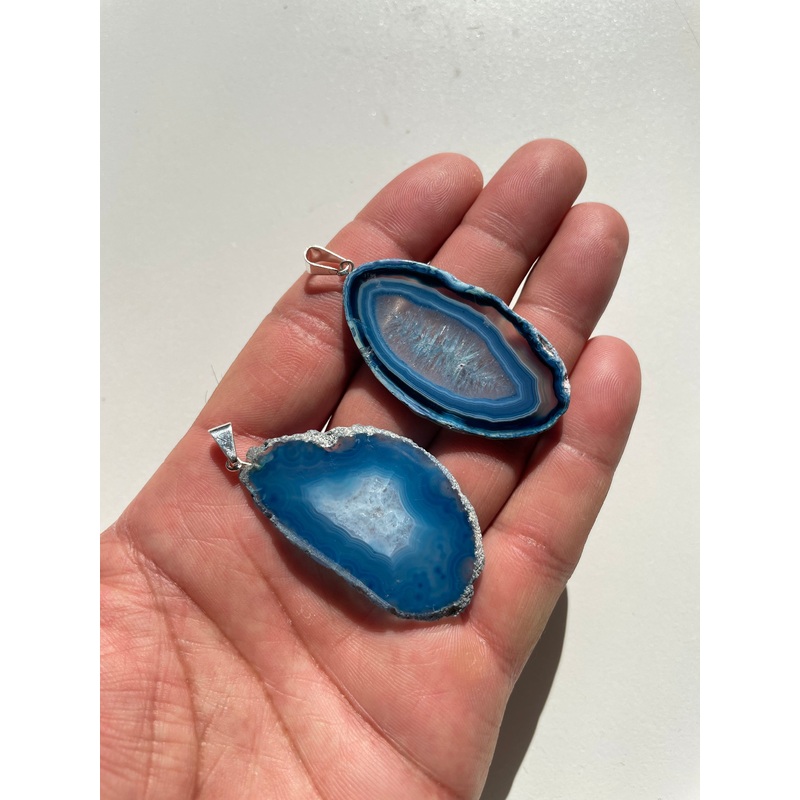 1 x Blue Coloured Agate Crystal Pendant PD016