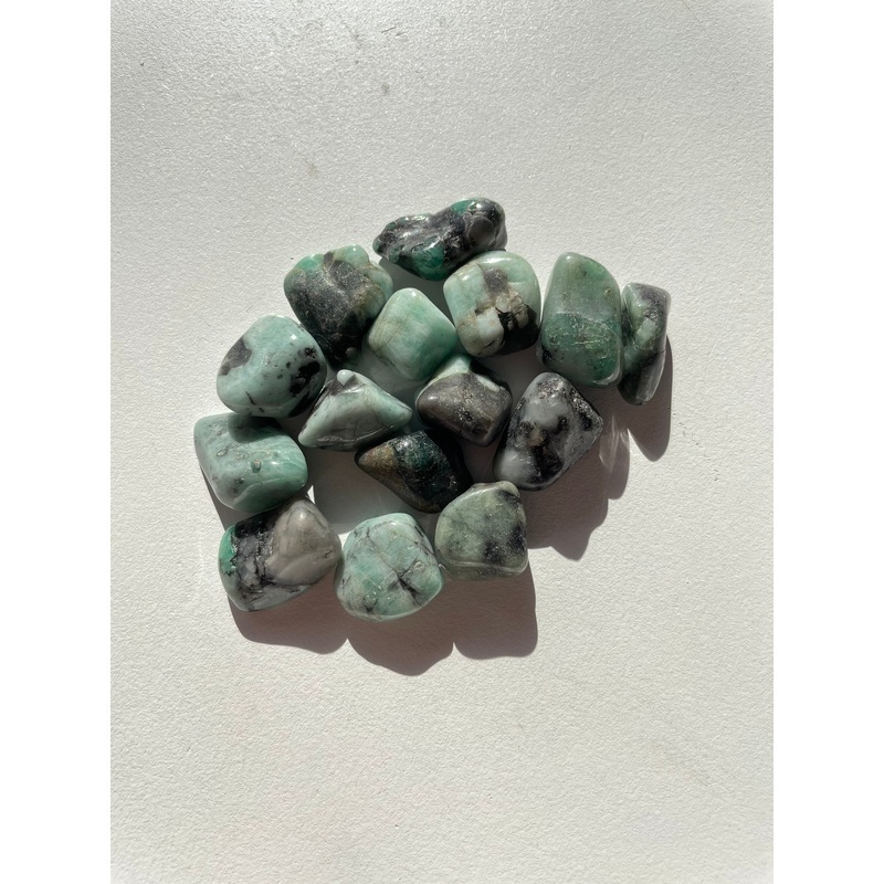 Emerald tumbled stone crystal/ mineral x 1 (20-25mm)