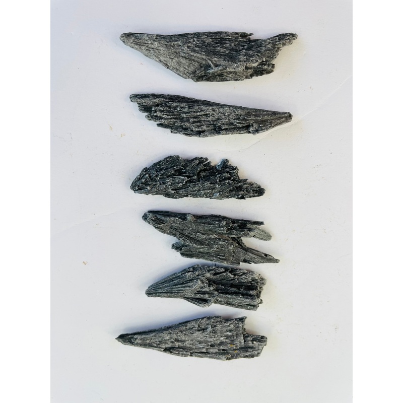 1 x Black Kyanite Natural Crystal RW17