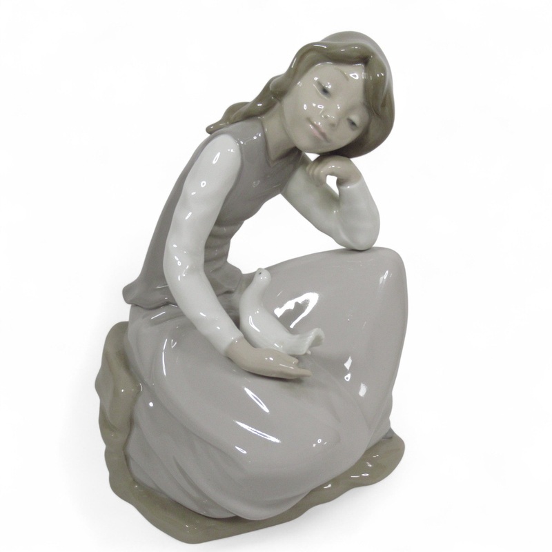 Nao by Lladro Girl With Dove Figurine 9 Porcelain 1981 | Pre-Loved