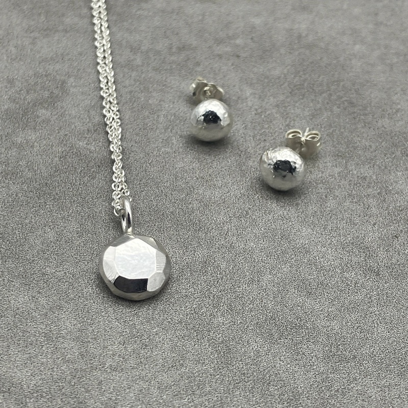 Pebble Gift Set – Pendant and Studs