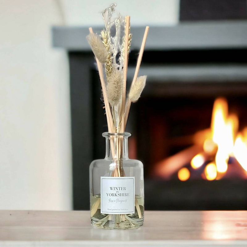 Winter in Yorkshire – Rose and Pomegranate Dried Flower Reed Diffuser – 100ml