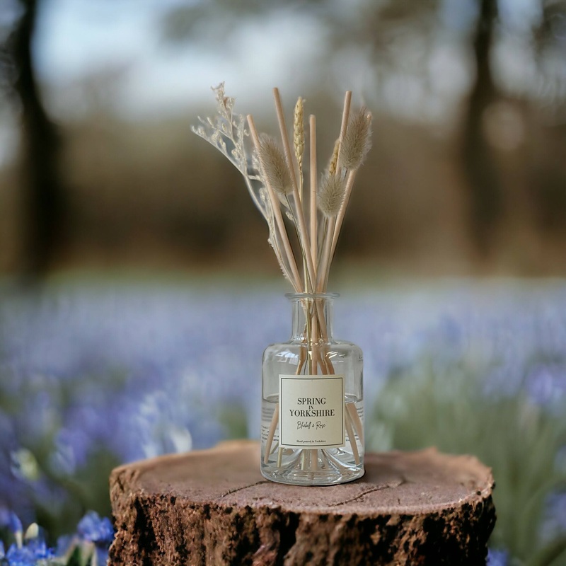 Spring in Yorkshire – Bluebell and Rose Dried Flower Reed Diffuser – 100ml