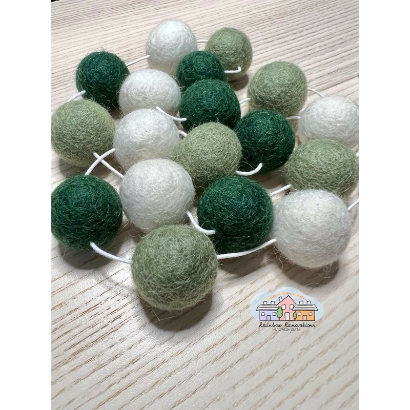 Feltball Garland|Green/white/grey|Green/white|Red/green/grey|Red/white/green|Mint/white/grey|Blue/mint/white