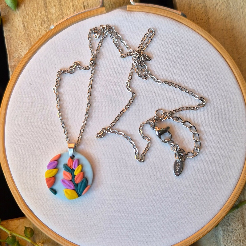 Bright Leaf Circle Necklace