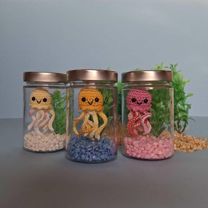 Jellyfish in a Jar|Red Gravel, Blue Jellyfish|Green|Dark Blue|Light Blue Gravel, Yellow Jellyfish|Amethyst|Light Pink|Bright Pink|Light Brown/ Beige Gravel, Orange Jellyfish|Bright Mix Gravel, Blue Jellyfish|Neon Bright Chips, Orange Jellyfish|Black and R