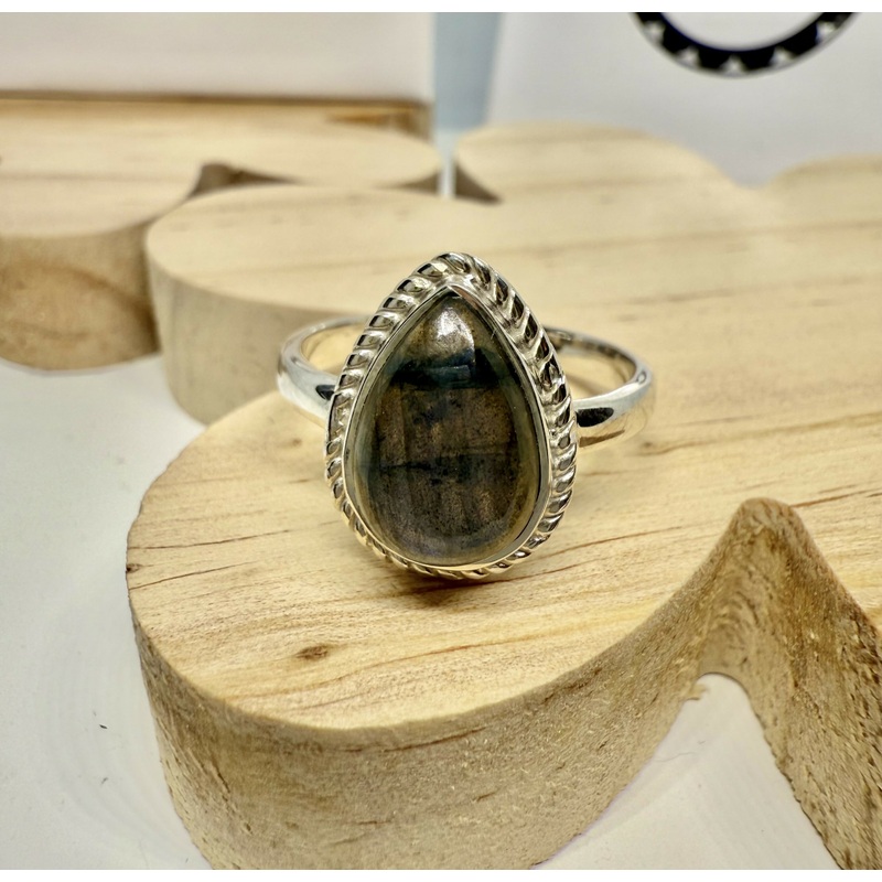 Teardrop Labradorite Ring Size T