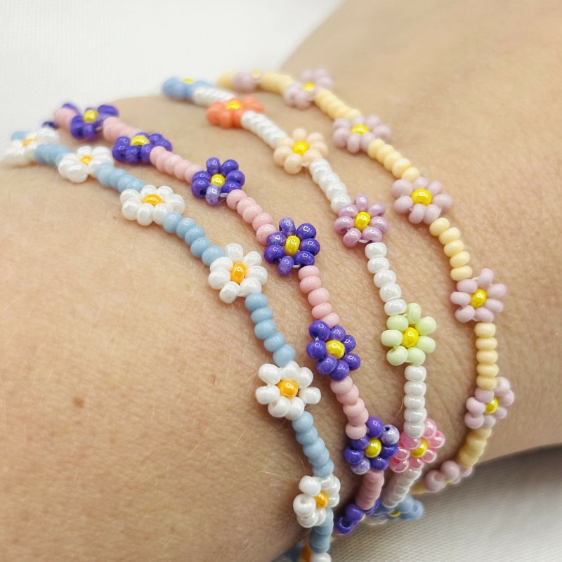Hand-Beaded Daisy Bracelet with Clasp  Dainty Pastel Floral Design
