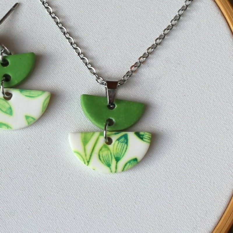 White And Green Leaf Print Necklace