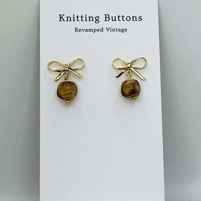 Revamped Vintage – Mocha Bow