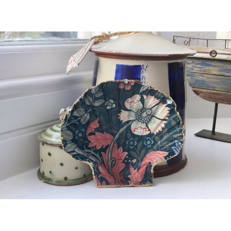 Dark floral William Morris Scallop