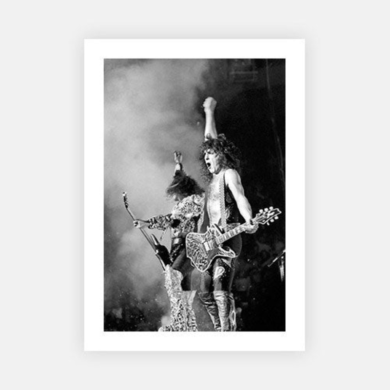Kiss’ Performing|B – 195 x 290|C – 320 x 490|Photographic Paper|None|White|Black|Scandi